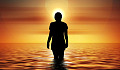 жінка, що стоїть у воді на сході сонця