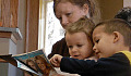 母親和孩子一起讀。 戴安娜拉姆齊，CC BY