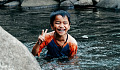 เด็กชายยิ้มแย้มแจ่มใสในสระน้ำที่มีน้ำไหลริน ภาพโดย Rona Abdullah จาก Pixabay