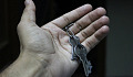 Schlüssel an einer Kette in einer offenen Hand