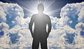 um homem parado na frente de um céu brilhante