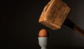 un uovo sotto la mira di un martello