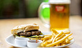hamburger, patatine fritte e birra