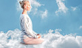 kvinna sitter på ett moln mediterar