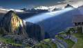 lysstråle som skinner på Machu Picchu
