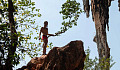 nuori poika kiipeämässä kalliomuodostelman huipulle