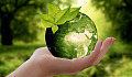Planeta Tierra sostenida en una mano humana