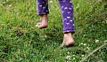 pieds nus sur l'herbe
