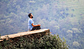 homem sentado em meditação