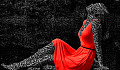 צללית של אישה בשמלה אדומה עם מילה כתובה על כל עורה