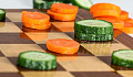 rodajas de verduras en un tablero de ajedrez