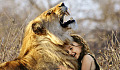 et lille barn, der krammer en løve, der brøler