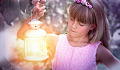 一个女孩举着一盏闪闪发光的灯笼
