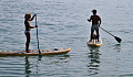 两个人，一男一女，在桨板上