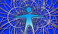 una figura umana in piedi con le braccia aperte davanti a una rete di cerchi intrecciati