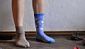 foto af et par ben iført to meget forskellige farve sokker