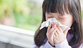 شواهد اندکی وجود دارد که آنتی هیستامین ها در واقع به کودکان مبتلا به سرماخوردگی کمک می کنند