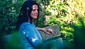 femme assise paisiblement sur un banc dans la nature