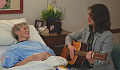 La musica solleva il benessere per le persone nelle cure palliative
