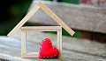 μια καρδιά με ραφή και ένα σπίτι υπό κατασκευή