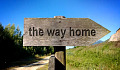 μια πινακίδα στην οποία αναγράφονται οι λέξεις: "The Way Home"