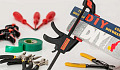 billede af forskellige værktøjer med et DIY klistermærke