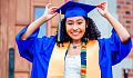 一位年輕女子自豪地戴著藍色畢業帽和禮服