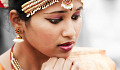 گہری عکاسی میں نوجوان ہندوستانی عورت