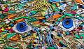 abstrakti taideteos kasvoista kahdella sinisellä lautassilmällä