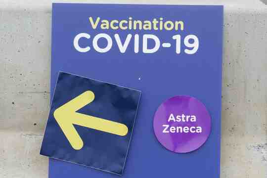 Et skilt for AstraZeneca på en vaccinationsklinik