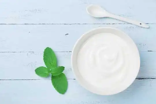Cancro al seno: mangiare yogurt potrebbe aiutare a costruire il microbioma naturale