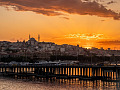 la ville d'Istanbul et le quai qui s'étend dans la mer