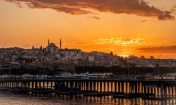 byen Istanbul og kajen, der strækker sig ud i havet
