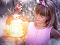 uma garota segurando uma lanterna brilhante