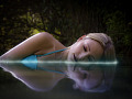 زن دراز کشیده، در آب خوابیده است