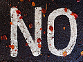 a palavra "NÃO" escrita na calçada
