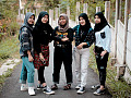 молодые мусульманские девушки в джинсах. юбки, леггинсы и другая «современная» одежда