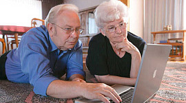 Множество пожилых взрослых используют Facebook для наблюдения