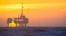 Le soleil se couche sur une plate-forme pétrolière offshore. Image: troy_williams via Flickr