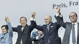 Verdensledere i jubilant stemning etter Paris-avtalen ble nådd i desember i fjor. Bilde: United Nations Photo via Flickr