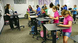 Hvorfor stående skriveborde i skoler er en gevinst, vinder