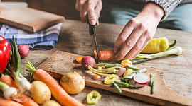 A szakácsok és az otthoni szakácsok hogyan dobják a kockát az élelmiszerbiztonságról