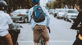 Cycle, marcher, conduire ou former? Peser les moyens les plus sains et les plus sûrs de se déplacer dans la ville