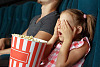 چگونه برای تماشای فیلم ترسناک با کودک خود