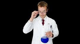 پزشک پزشک یک لیوان مایع آبی در دست دارد