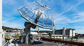 Αυτό το ηλιακό διυλιστήριο μετατρέπει το φως και τον αέρα σε υγρά καύσιμα