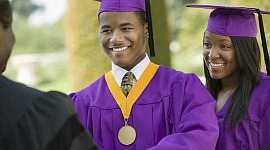 W 2010 roku dwóch ekonomistów twierdziło, że absolwenci historycznie czarnych szkół wyższych i uniwersytetów (HBCU) podlegają „karie płacowej” – to znaczy, że zarabiają stosunkowo mniej, niż gdyby poszli do nie-HBCU.