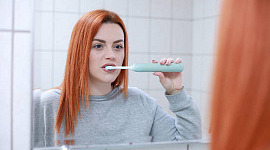 Hoe u uw tanden poetsen verandert in een intuïtieve opbouwende mindfulness-oefening