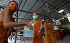 I monaci buddisti hanno invertito i ruoli in Thailandia - ora sono loro a donare beni ad altri