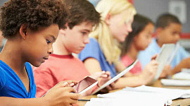 In che modo le competenze di alfabetizzazione digitale aiutano i bambini a navigare e reagire alla disinformazione